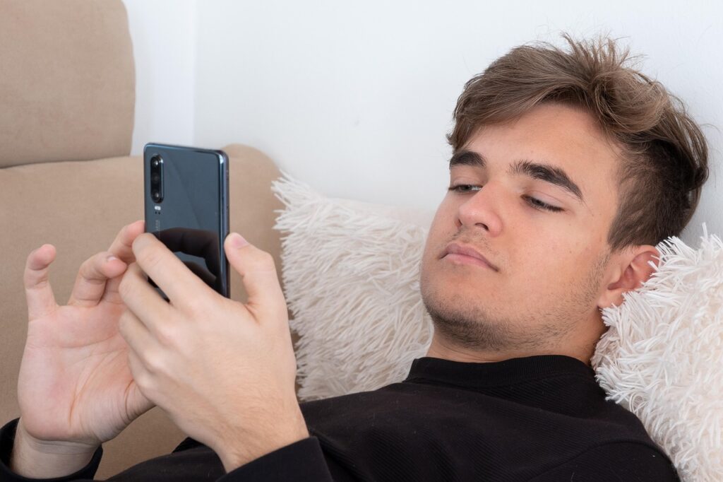 Kamasz a telefon képernyőjét nézi – a digitális kamaszkor és a közösségi média hatása